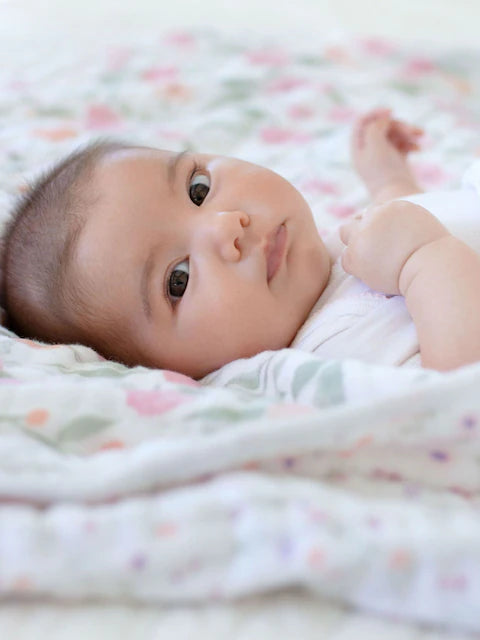 Couverture bébé fleurie réversible – Douce et confortable