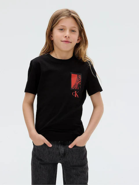 T-shirt noir enfant avec poche imprimée contrastée