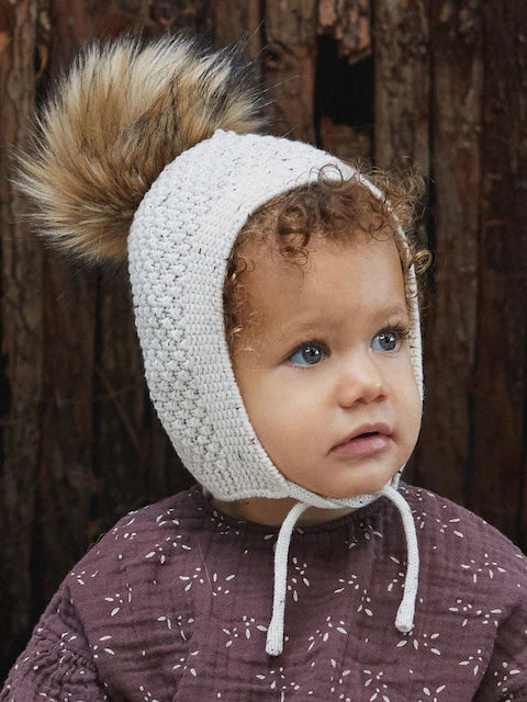 Bonnet bébé tricoté avec pompon en fausse fourrure