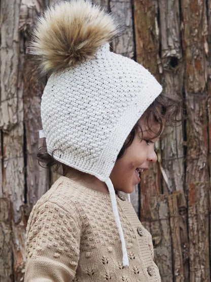 Bonnet bébé tricoté avec pompon en fausse fourrure