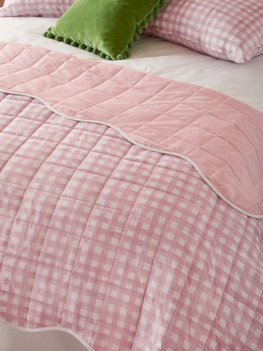 Dessus-de-lit matelassé à carreaux rose