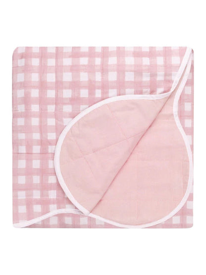 Dessus-de-lit matelassé à carreaux rose